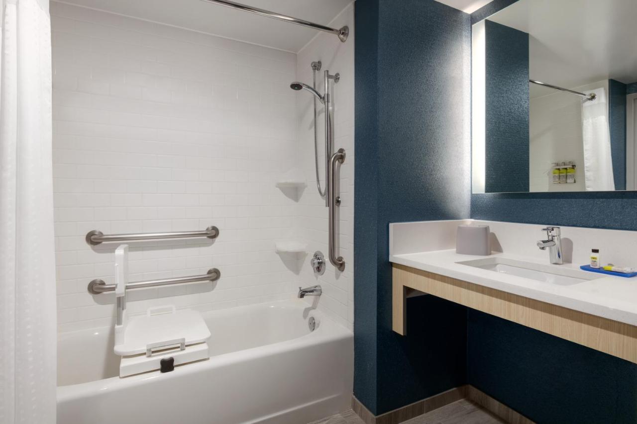 Holiday Inn Express Hotel & Suites Norfolk Airport By Ihg Экстерьер фото